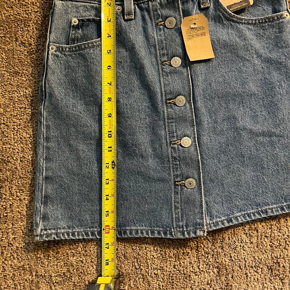 Women's Levi 6-button front denim skirt - size 25 - New with tags